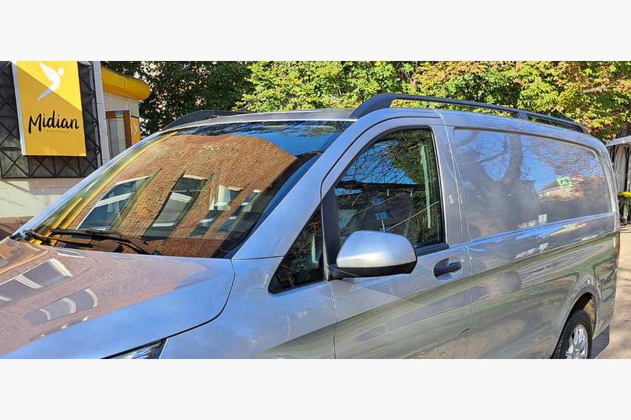 Mercedes Vito/V-klass W447 2014– Svarta takrails ELITE (plastfötter) Lång hjulbas (EXTRALONG) Foto 17