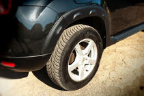 Dacia Duster 2008–2018 Hjulhuslister med utstick (8 st, plast) foto 9