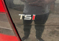 Volkswagen Scirocco 2008–2017 TSI-emblem (OEM-utförande) TS krom, I röd foto 1