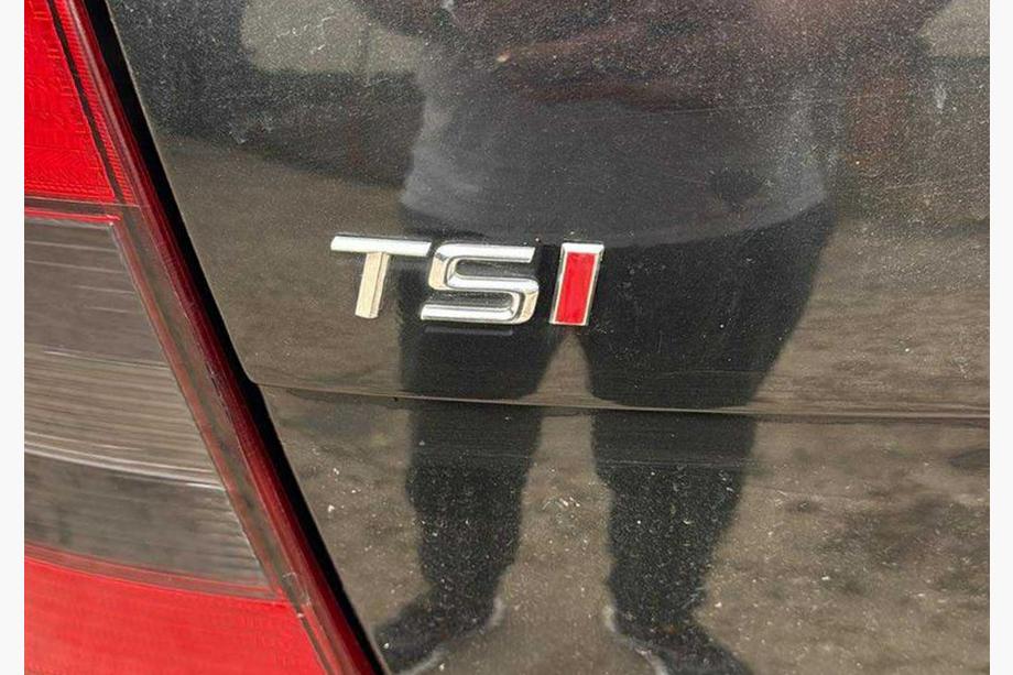 Volkswagen Scirocco 2008–2017 TSI-emblem (OEM-utförande) TS krom, I röd Image