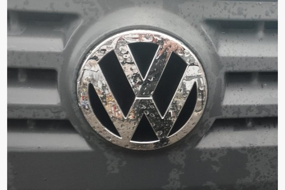 Volkswagen Passat B5 1997–2005 Främre emblem (2001-2005, i originalutförande) Image
