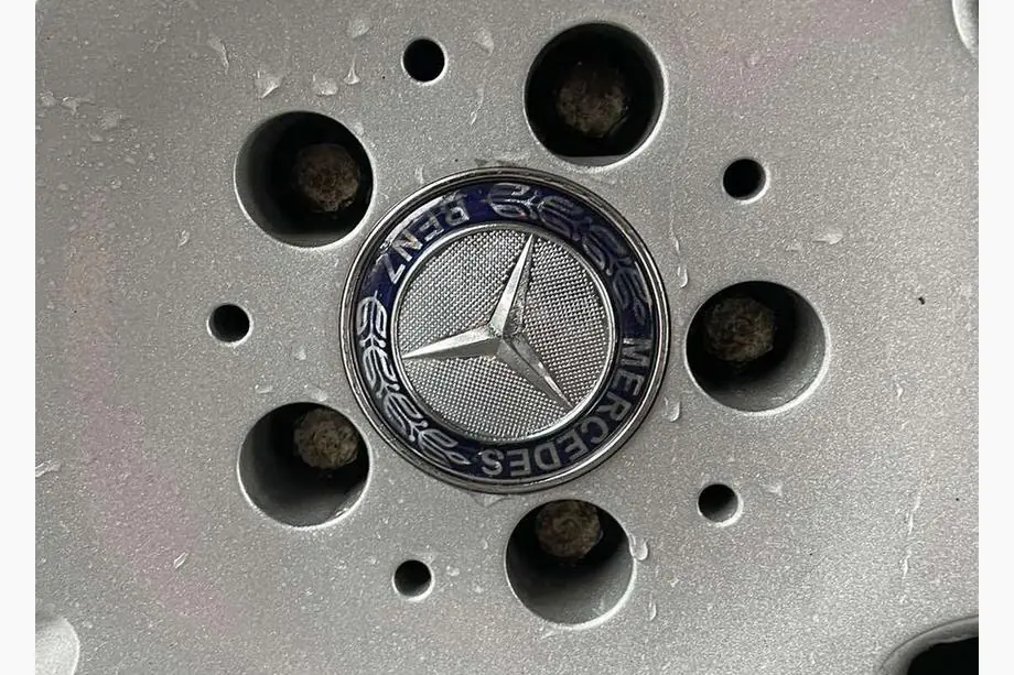 Mercedes-Benz Navkåpor/centrumkåpor 71/75 mm utan ring (4 st, blå V2) Foto 1