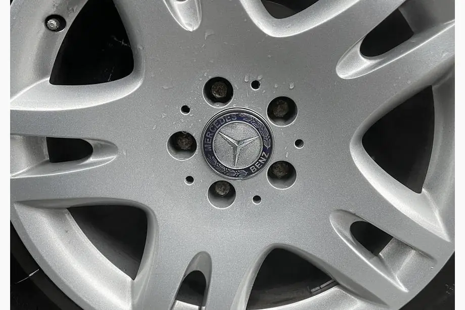 Mercedes-Benz Navkåpor/centrumkåpor 71/75 mm utan ring (4 st, blå V2) Foto 2