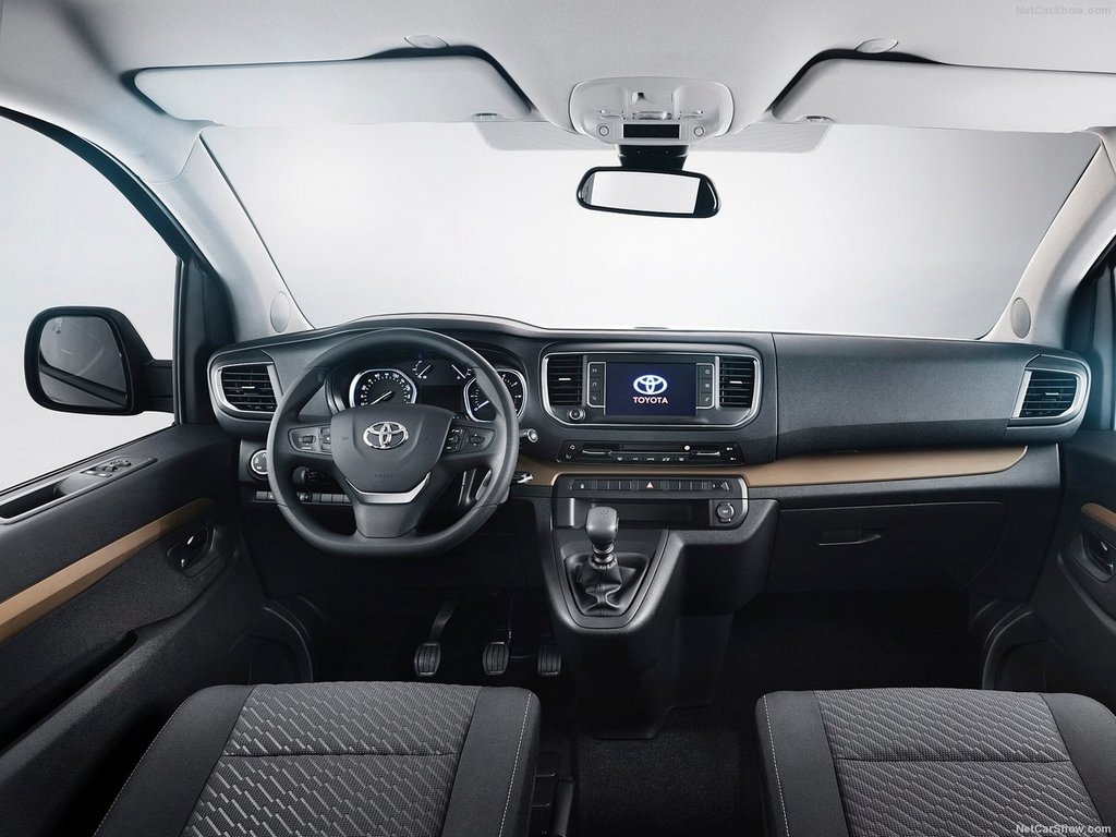 Recension av minibussen Toyota Hiace