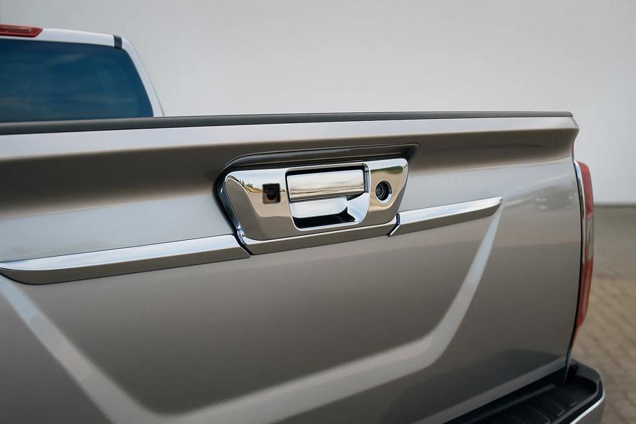 Nissan Navara/NP300 2016– Kåpa till bakre handtag (för kamera, rostfritt stål) Foto 1