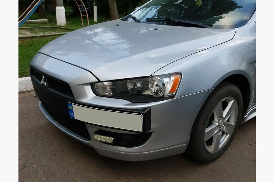 Mitsubishi Lancer X 2008– Registreringsskylthållare (plast) Image