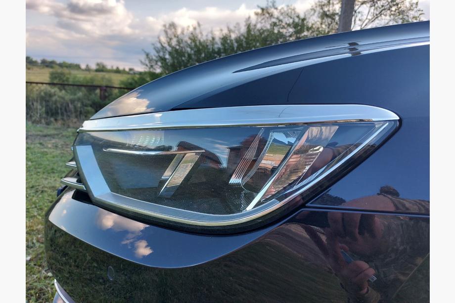 Volkswagen Passat B8 2015–2023 Strålkastarsargar och list (3 st, rostfritt) Foto 6