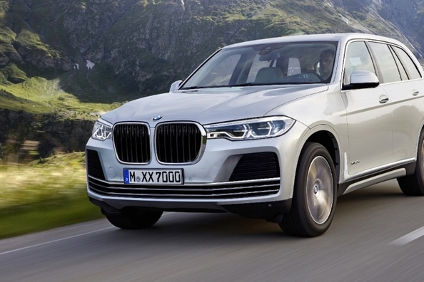 BMW X7, märkets flaggskeppscrossover, presenteras i höst