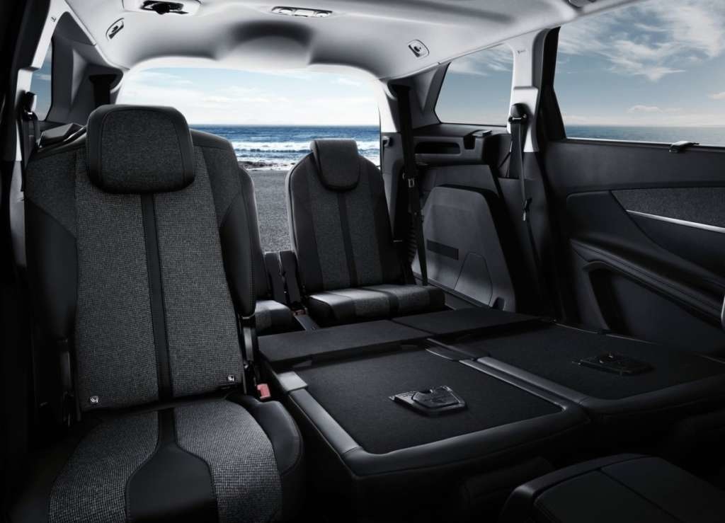 Fransk stil i crossovern Peugeot 5008 (2017)