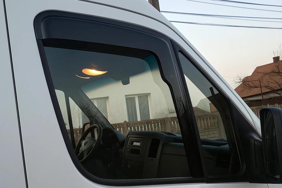 Mercedes Sprinter W906 2006–2018 Självhäftande vindavvisare för rutor (2 st, HIC) Foto 2