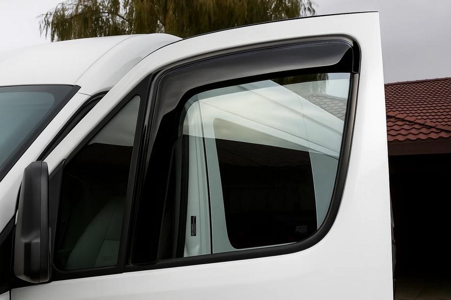 Mercedes Sprinter W906 2006–2018 Självhäftande vindavvisare för rutor (2 st, HIC) Foto 1