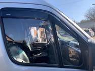 Mercedes Sprinter W906 2006–2018 Självhäftande fönsterdeflektorer (2 st, Niken) foto 4