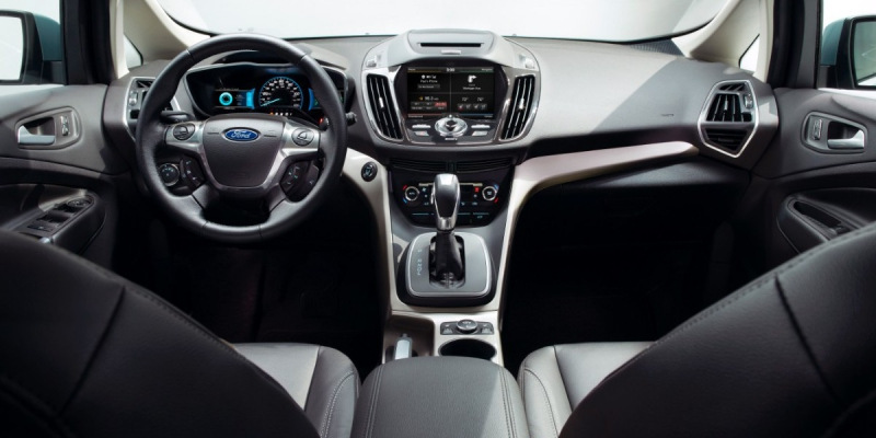 Test av den kompakta femsitsiga minivanen Ford C-Max