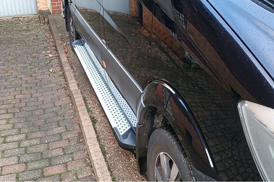 Mercedes Sprinter W906 2006–2018 Sidosteg Allmond Grey (2 st, aluminium) Mellanhjulbas Foto 4
