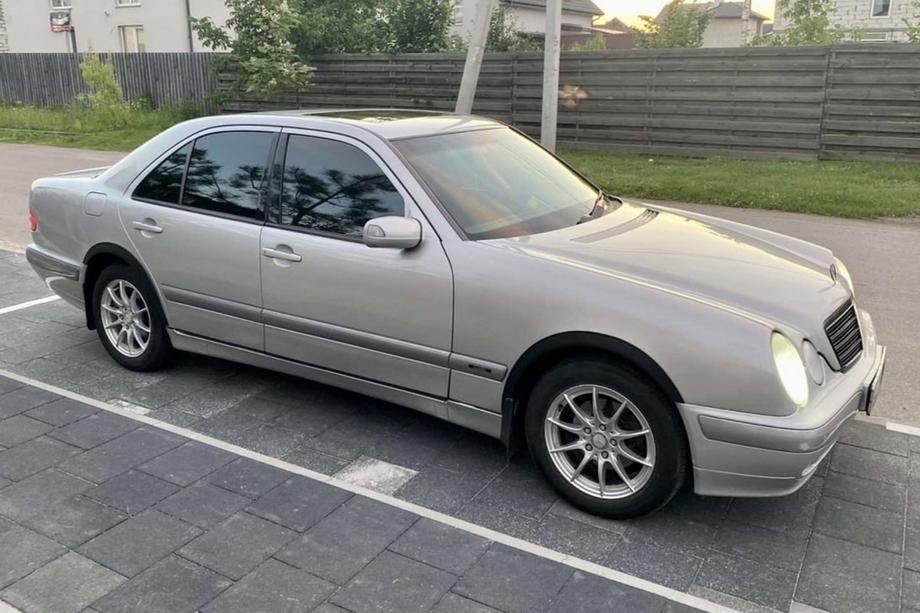 Mercedes E-class W210 1995–2002 Hjulhuslister (4 st, svarta) Image