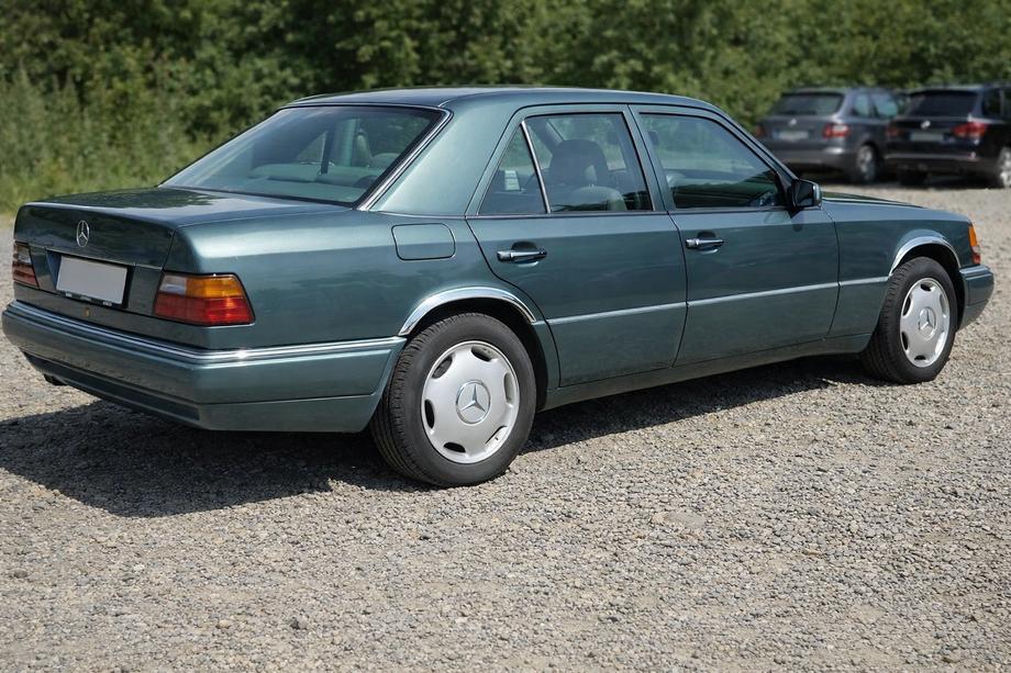 Mercedes E-class W124 1984–1997 Hjulhuslister 1989-1995 (4 st, rostfritt stål) Image
