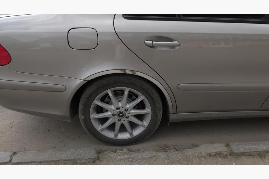 Mercedes E-klass W211 2002–2009 Hjulhuslister (4 st, rostfritt stål) Foto 3