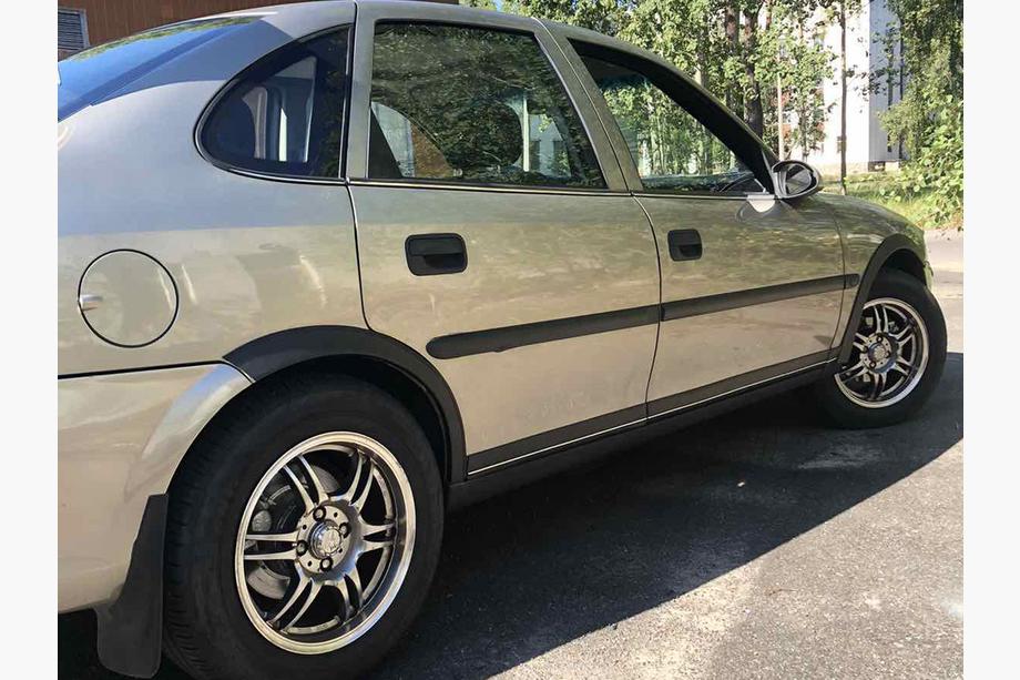 Opel Vectra B 1995–2002 Hjulhuslister (4 st, svarta) Image
