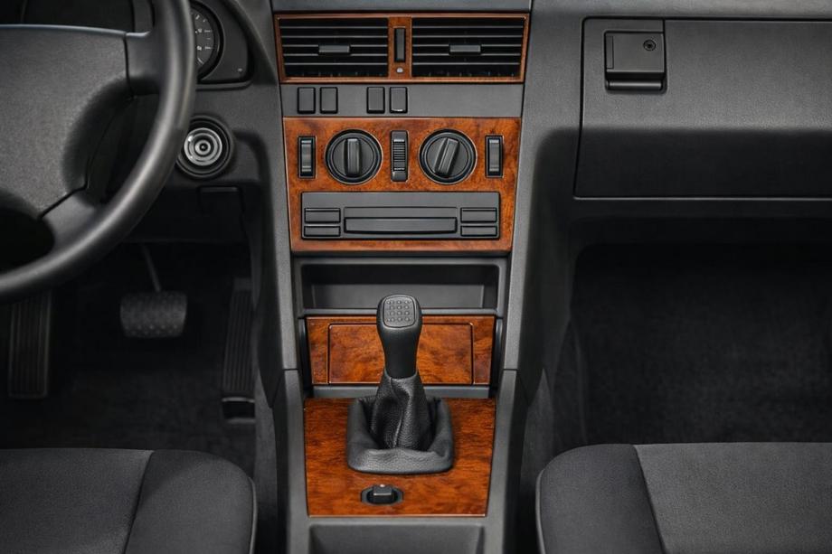 Mercedes C-class W202 1993–2001 Instrumentpanelöverdrag (1993-1995) Image