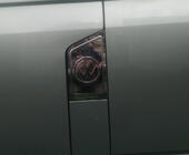 Volkswagen T5 Multivan 2003–2010 Kromad tanklockskåpa med logotyp (Carmos) foto 1