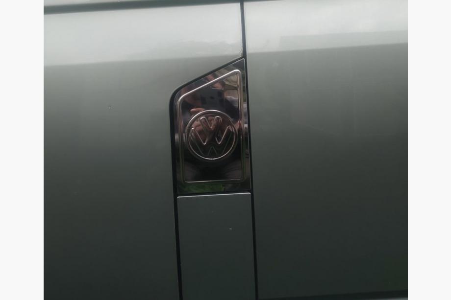 Volkswagen T5 Multivan 2003–2010 Kromad tanklockskåpa med logotyp (Carmos) Image