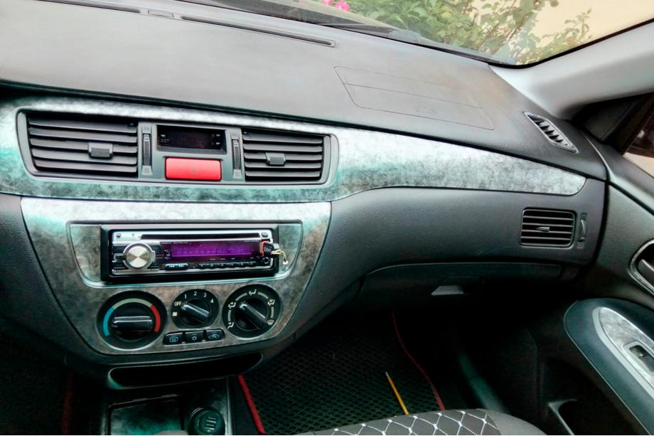 Mitsubishi Lancer 9 2004–2008 Instrumentpanelinlägg V1 (Meric) Image