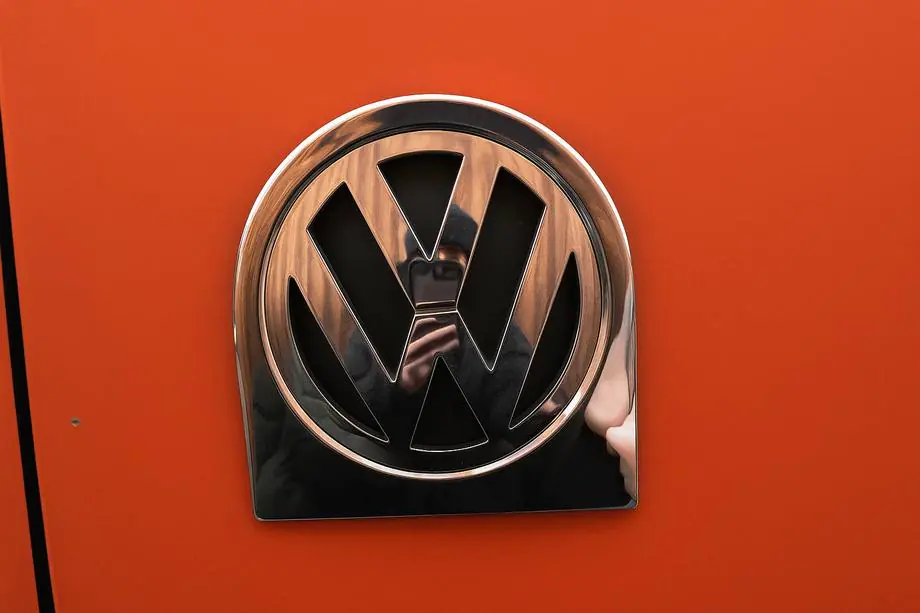 Volkswagen Caddy 2004–2010 Ram till bakre logotyp (rostfritt stål) Image