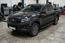 Nissan Navara/NP300 2016– Sidosteg Allmond Black (2 st, aluminium) foto 1