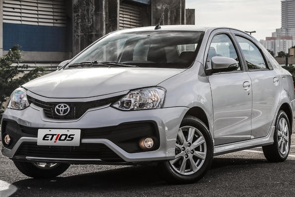 Test av den prisvärda sedanen Toyota Etios