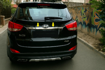 Hyundai IX-35 2010–2015 Kromlist ovanför registreringsskylten (bred) foto 3