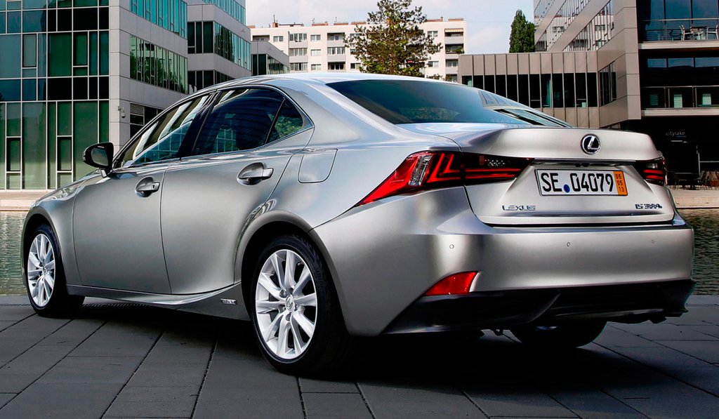 Uppdaterade sedanen Lexus IS