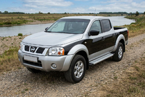 Nissan NP300 1999–2015 Sidosteg Maya V2 (2 st, aluminium) foto 1