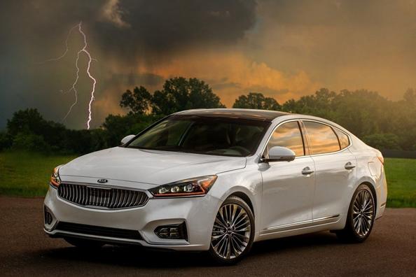 Sedan Kia Cadenza: pondus, komfort och premiumkvalitet