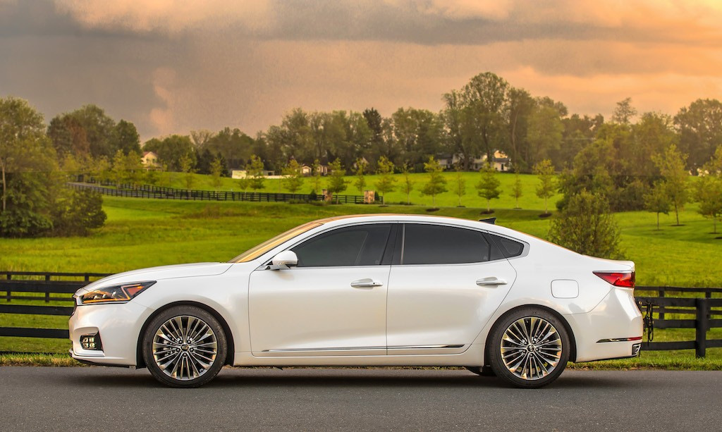Sedan Kia Cadenza: pondus, komfort och premiumkvalitet