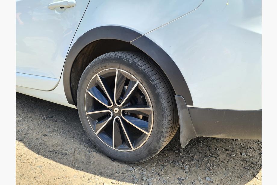 Renault Megane III 2009–2016 Hjulhuslister (8 st, svarta) SW, ABS-plast Foto 9