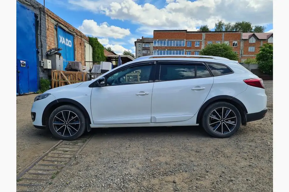 Renault Megane III 2009–2016 Hjulhuslister (8 st, svarta) Foto 3