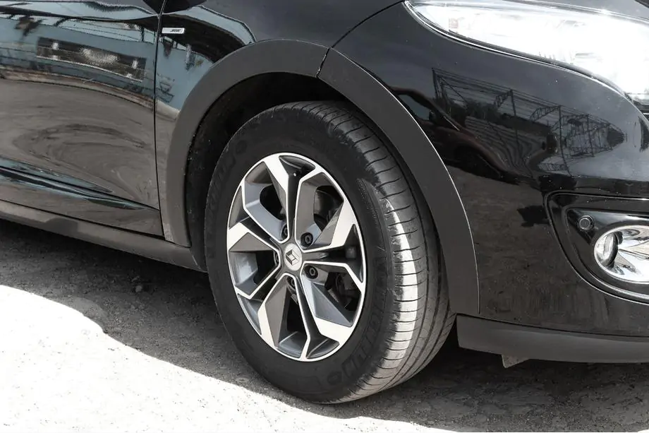 Renault Megane III 2009–2016 Hjulhuslister (8 st, svarta) Foto 5