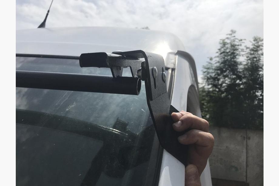 Mercedes Sprinter W901/902/903/904/905 1995–2006 Vindrutespoiler (svart blank, 5 mm) Foto 13