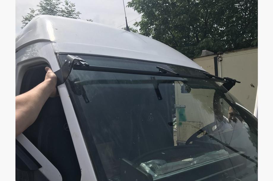Mercedes Sprinter W901/902/903/904/905 1995–2006 Vindrutespoiler (svart blank, 5 mm) Foto 11