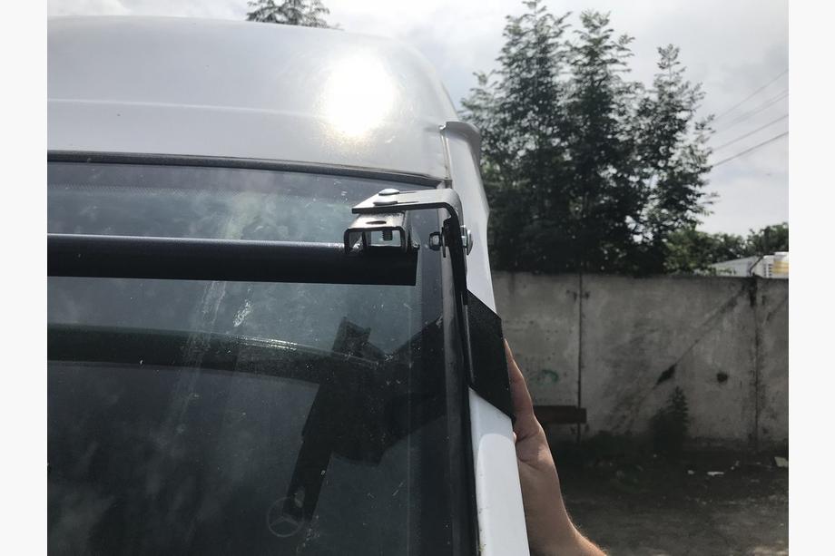 Mercedes Sprinter W901/902/903/904/905 1995–2006 Vindrutespoiler (svart blank, 5 mm) Foto 12