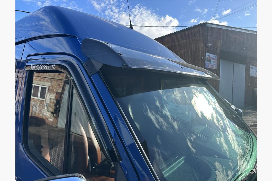 Mercedes Sprinter W901/902/903/904/905 1995–2006 Vindrutespoiler (svart blank, 5 mm) Foto 2