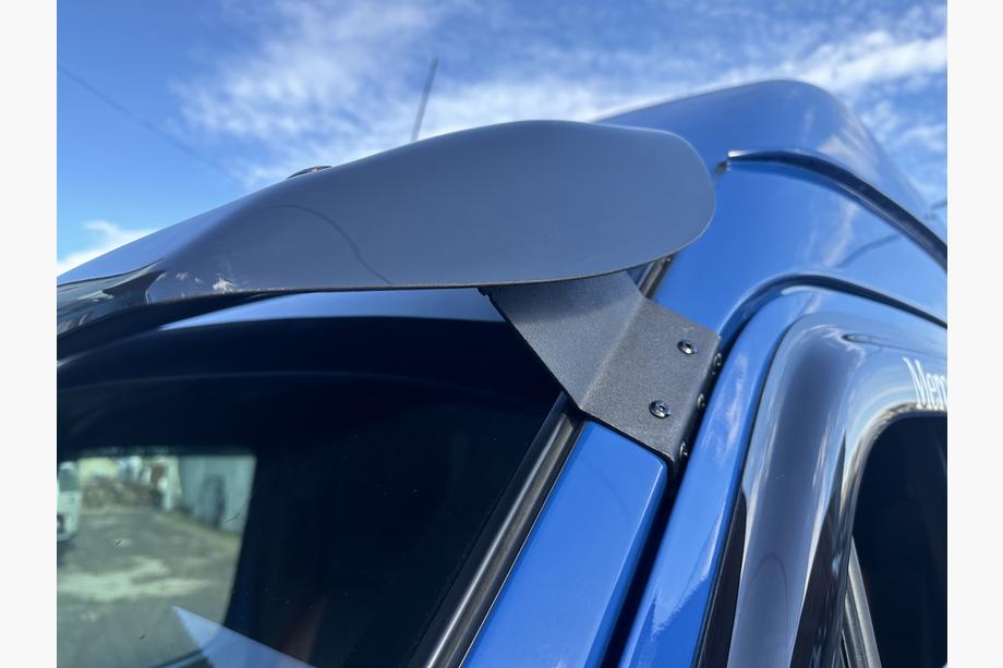 Mercedes Sprinter W901/902/903/904/905 1995–2006 Vindrutespoiler (svart blank, 5 mm) Foto 5