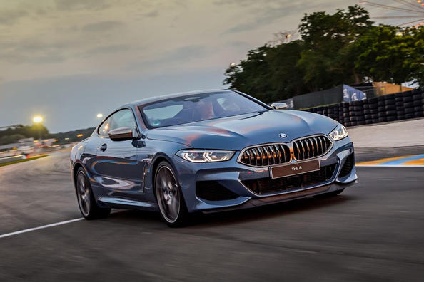 Recension av nya fyrhjulsdrivna coupén BMW 8-Series