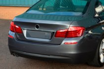 BMW 5-serien F10/F11 2010–2016 Rostfri list ovanför registreringsskylten SD foto 2