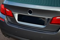 BMW 5-serien F10/F11 2010–2016 Rostfri list ovanför registreringsskylten SD foto 5