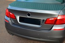 BMW 5-serien F10/F11 2010–2016 Rostfri list ovanför registreringsskylten SD foto 4