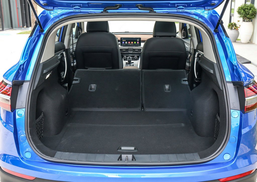 Crossover Geely SX11: ny modell i den kinesiska tillverkarens serie