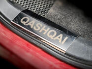 Nissan Qashqai 2010–2014 Tröskelskydd i rostfritt stål för plasttrösklar (4 st) foto 3