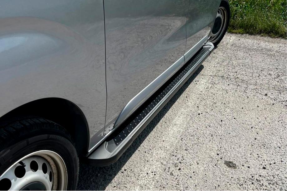 Peugeot Traveller 2017– Sidosteg Allmond Black (2 st, aluminium) Image