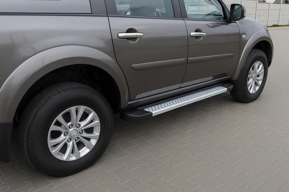 Mitsubishi Pajero Sport 2008–2015 Sidosteg i X5-utförande (2 st, aluminium) Image